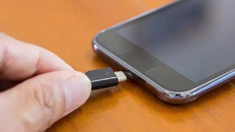 ¿El celular o el cargador primero? El error que muchos cometen al enchufar su teléfono