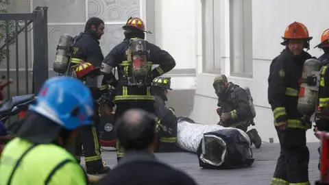 Vehículo se quemó en el subterráneo: Al menos 200 vecinos evacuados tras incendio en edificio de departamentos en Recoleta