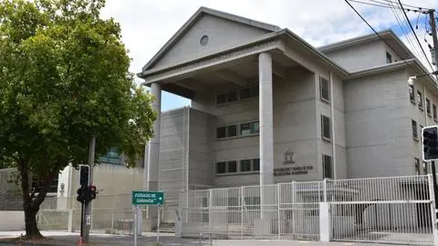 Condenan a abogado por ejercicio ilegal de la profesión: perjudicó con millonarios fondos a corporación educacional de Coronel