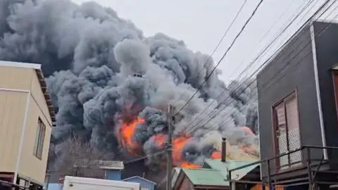 Incendio en bodegas moviliza a 12 unidades de Bomberos de Concepción