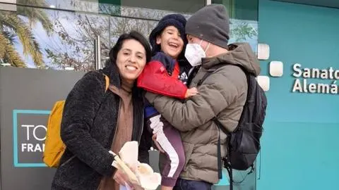 Dan de alta a Luka, niño que cayó desde el piso 13 en San Pedro de la Paz
