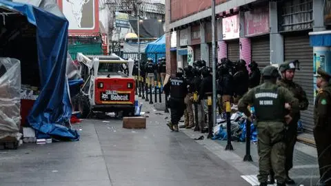 Masivo operativo policial en Meiggs: Retiran carros y toldos azules del comercio ambulante