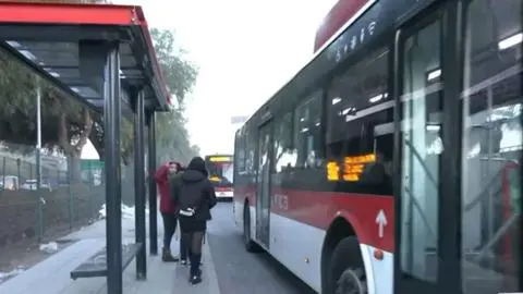 Las micros pasan por la espalda de pasajeros: Instalan paradero al revés en Renca