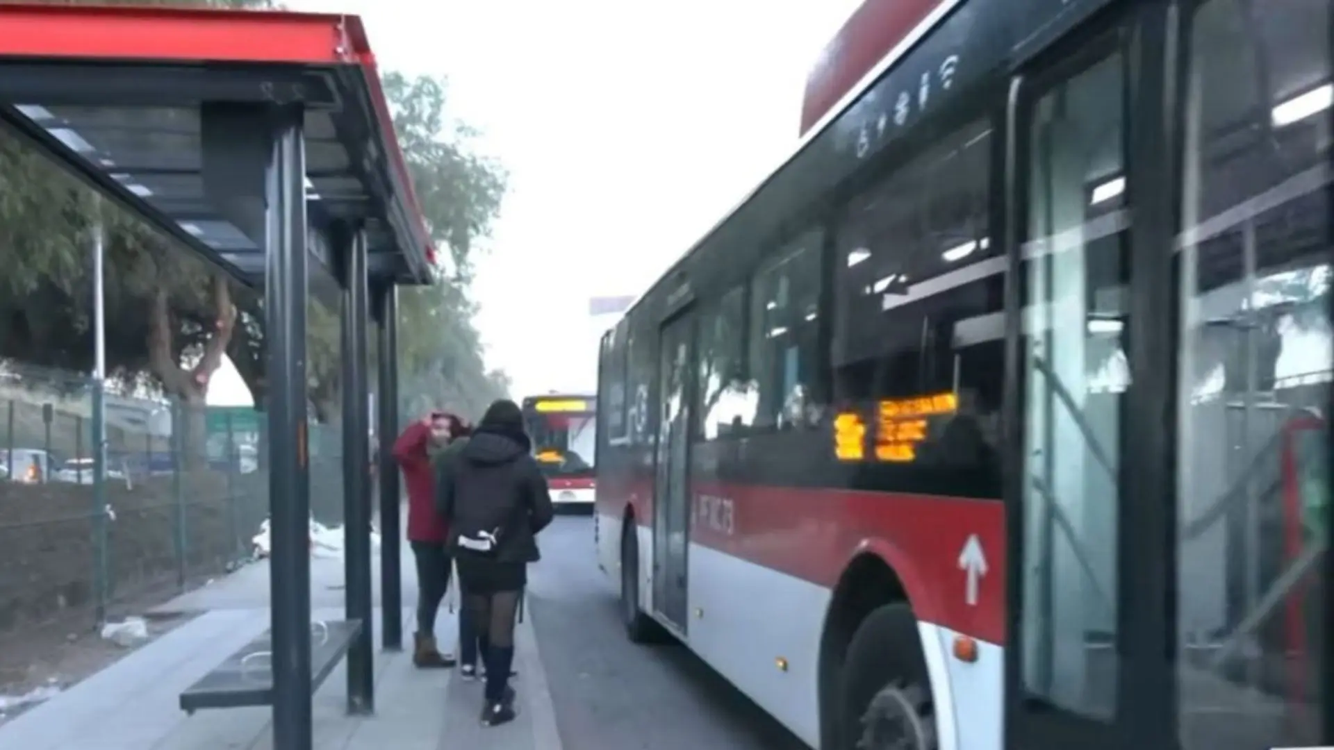 Las micros pasan por la espalda de pasajeros: Instalan paradero al revés en Renca