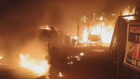 Incendio deja 14 camiones quemados en taller  Lampa: Investigan intencionalidad