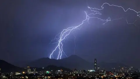 Senapred declara Alerta Preventiva en el Biobío y otras cuatro regiones: Proyectan lluvia, tormentas eléctricas e incluso tornados