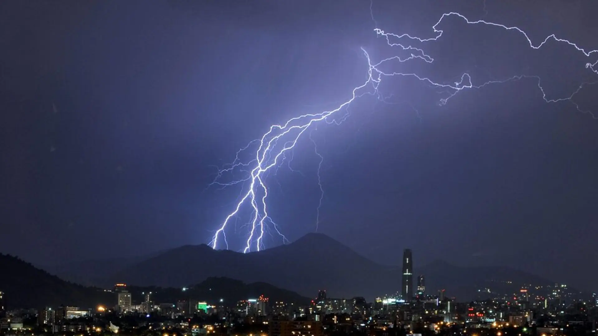 Senapred declara Alerta Preventiva en el Biobío y otras cuatro regiones: Proyectan lluvia, tormentas eléctricas e incluso tornados