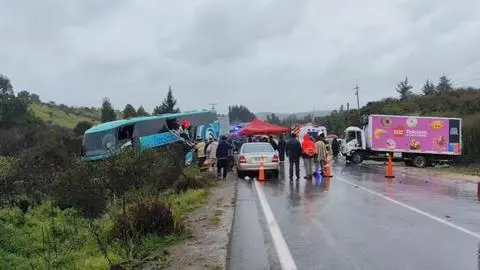 Fatal choque entre bus y camión en San Pedro de Melipilla: Un fallecido y al menos 17 lesionados