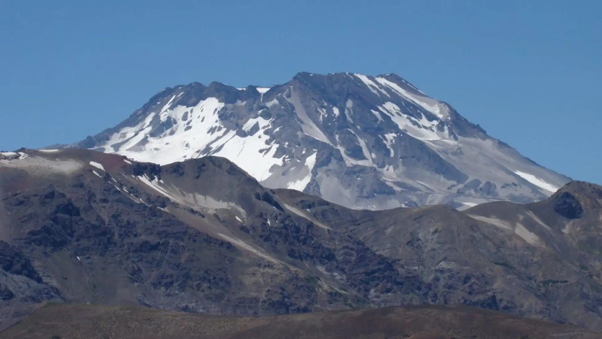 Activan alerta en Complejo Volcánico Laguna del Maule por enjambre sísmico