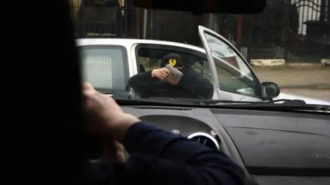 Funcionarias municipales de San Pedro de la Paz sufren robo de vehículo en violento portonazo