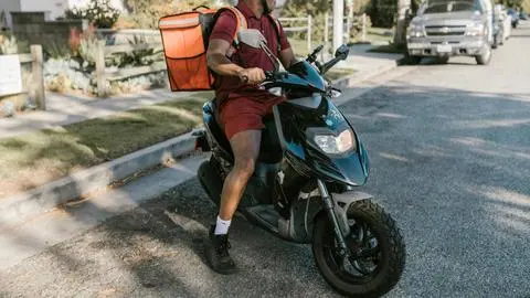 Presentan proyecto de ley que obliga a repartidores en moto utilizar implemento clave para identificarlos