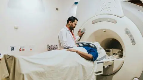 Hombre muere tras ser arrastrado por máquina de resonancia magnética en Nueva York