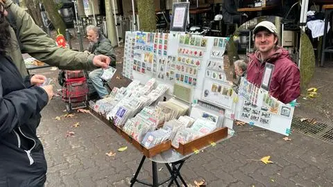 Un especial puesto de estampillas deslumbra a los visitantes de la Feria de Anticuarios en Concepción
