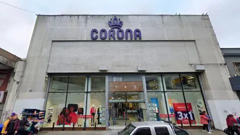 Trabajadores de Corona en el limbo a la espera de sus finiquitos: CAJ asesora a los afectados en Concepción