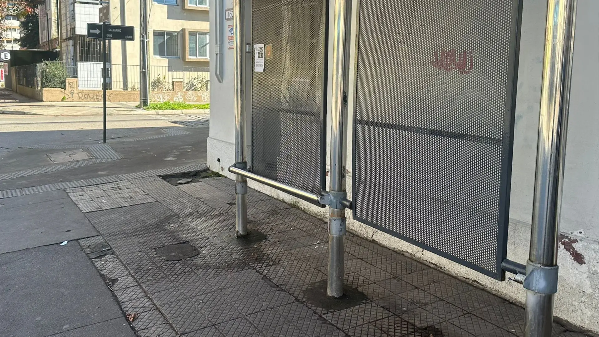 Los paraderos sin asientos de Concepción: Cuando la arquitectura se vuelve hostil con los usuarios