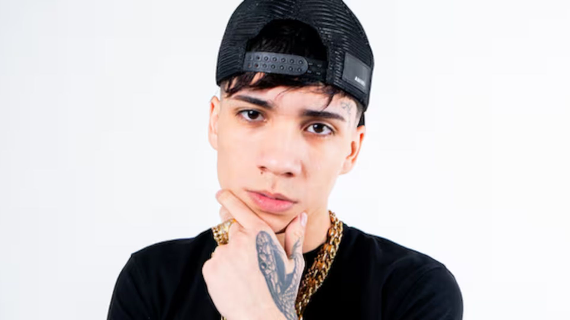 Afirman que popular cantante urbano quedó en prisión preventiva por presunta violación de menor de edad