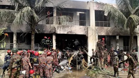 Avión se estrella en colegio y deja al menos 19 muertos en Bangladesh: Más de 100 heridos