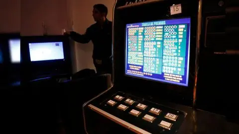 Casinos ilegales se querellan contra municipalidades de Antofagasta y Coyhaique por clausura de locales