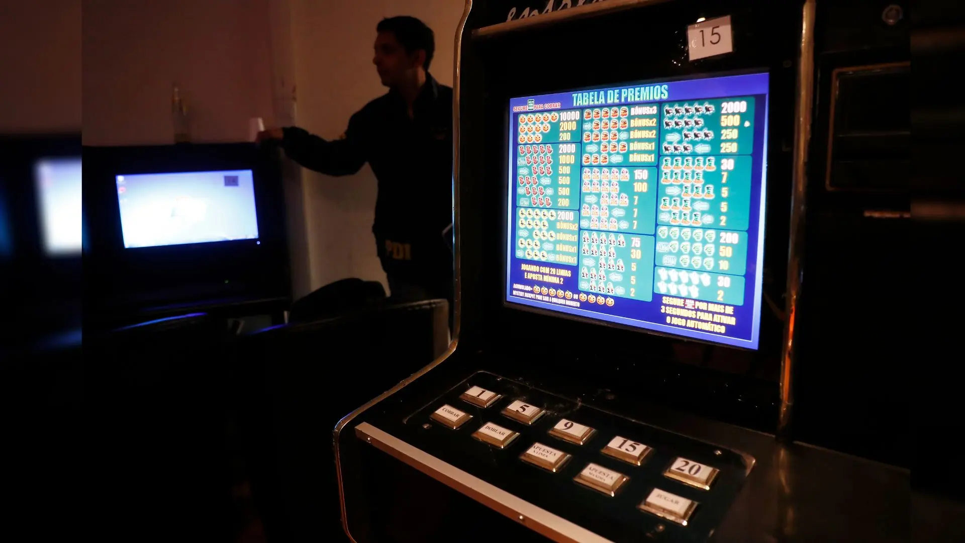 Casinos ilegales se querellan contra municipalidades de Antofagasta y Coyhaique por clausura de locales
