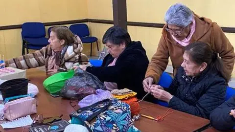 Adultas mayores de Talcahuano tejen gorritos de lana para ayudar a personas en situación de calle a combatir el frío