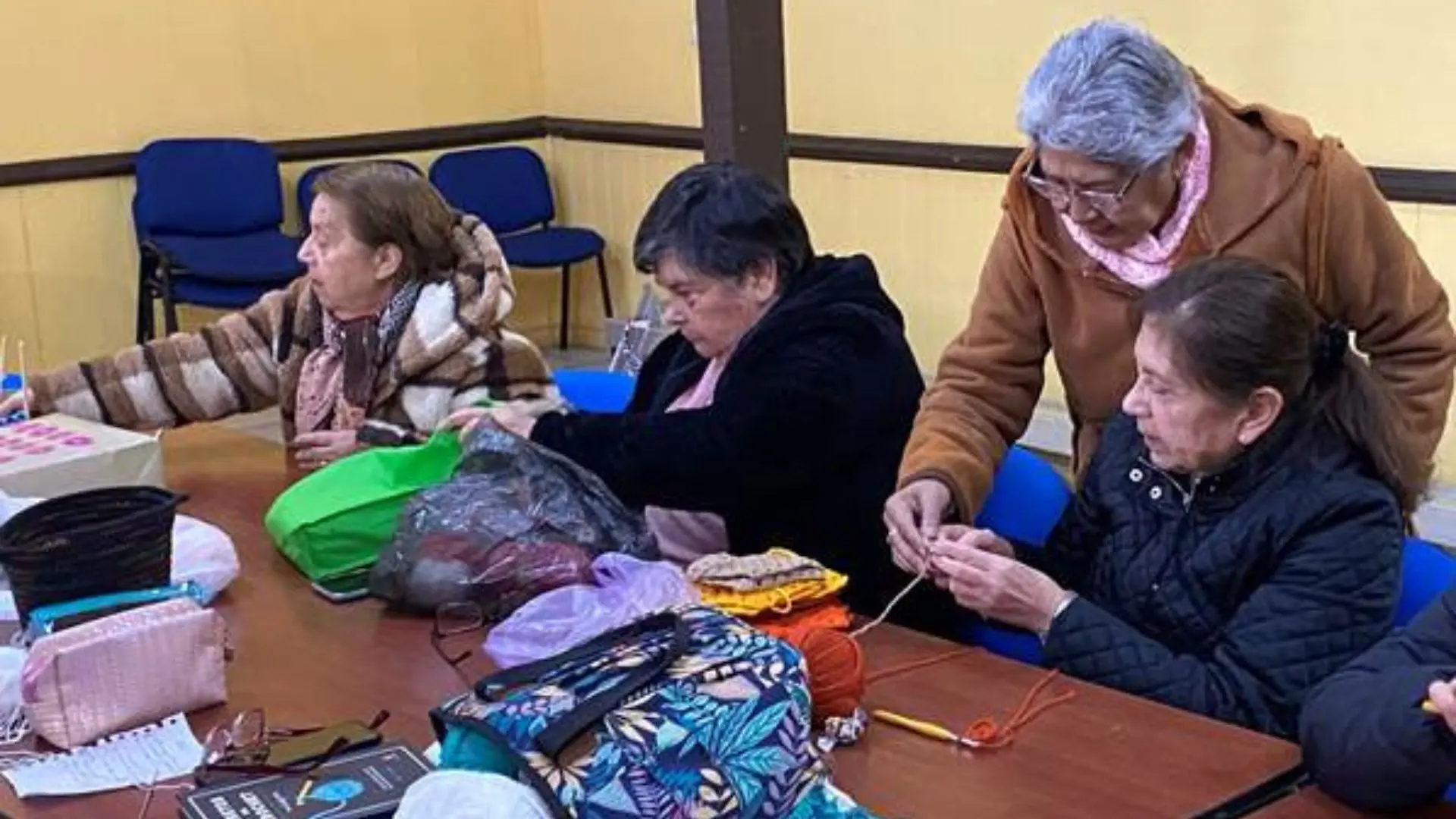 Adultas mayores de Talcahuano tejen gorritos de lana para ayudar a personas en situación de calle a combatir el frío