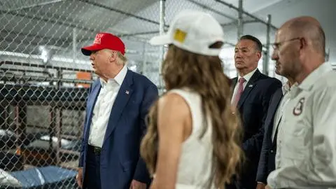 “Les vamos a enseñar a huir de un caimán”: Trump tras visitar el polémico centro de detención para migrantes en Florida
