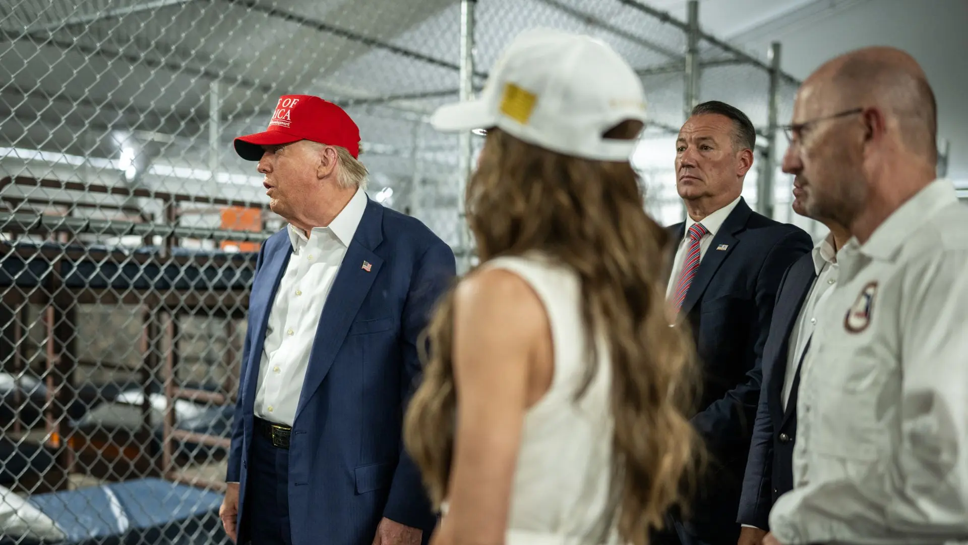 “Les vamos a enseñar a huir de un caimán”: Trump tras visitar el polémico centro de detención para migrantes en Florida