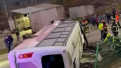 Reportan un fallecido tras volcamiento de bus con más de 20 pasajeros en su interior en Carampangue
