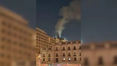 Preocupante incendio afecta oficinas del Ministerio de Hacienda: Siniestro se registra muy cercano a La Moneda
