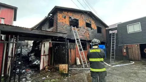 Tragedia familiar en Valdivia: Incendio cobra la vida de dos mujeres y dos niños