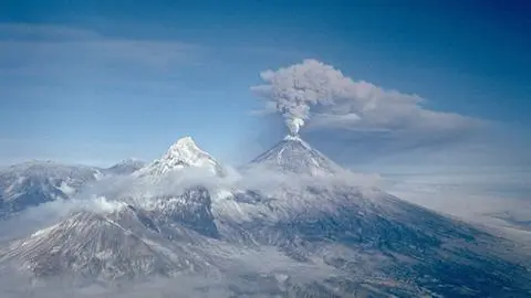 Volcán Kliuchevskói entró en erupción tras terremoto en Rusia