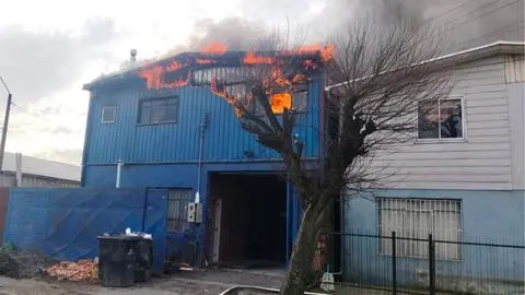 Incendio en taller mecánico de Concepción moviliza a múltiples compañías de bomberos