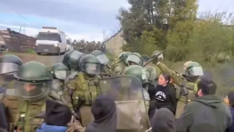 Carabineros desaloja a múltiples familias de terreno forestal en Curanilahue: Dos personas detenidas