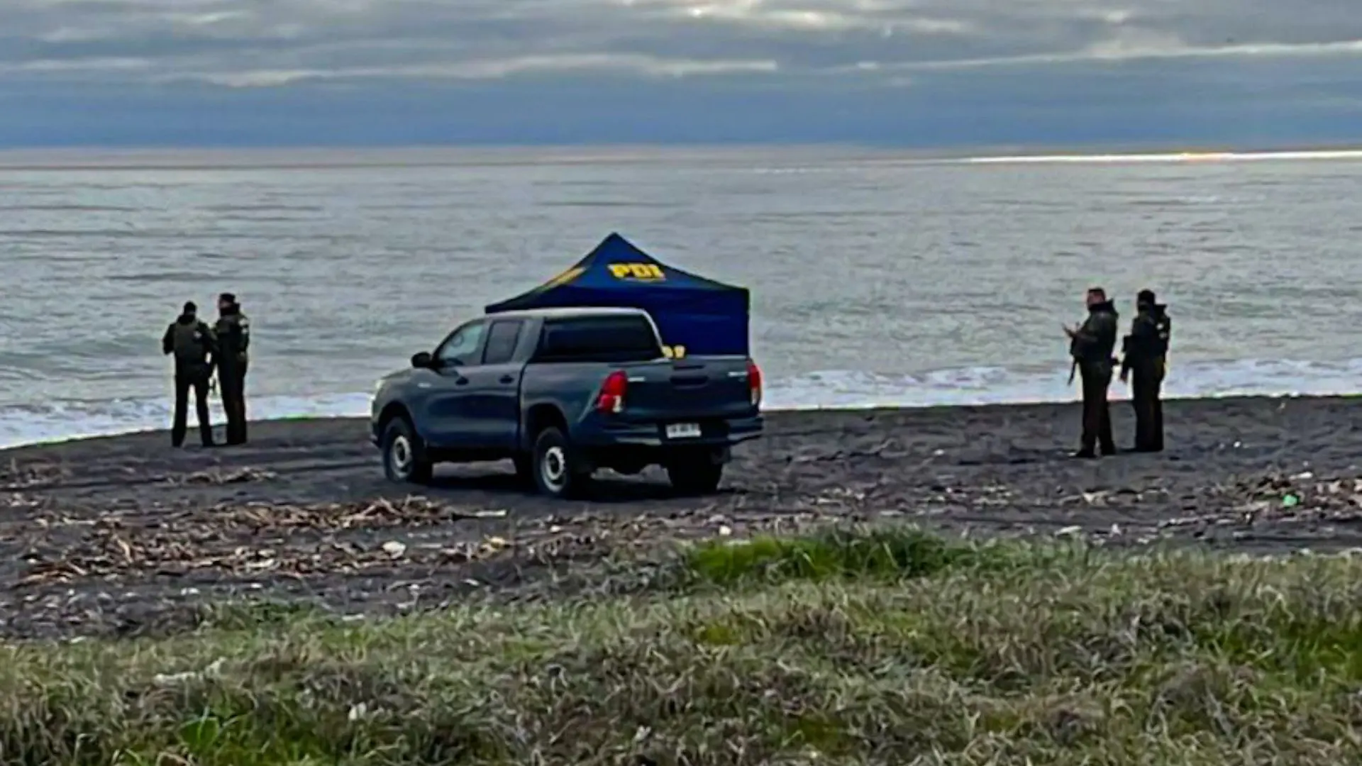 Brigada de Homicidios indaga hallazgo de una mujer sin vida en playa de San Pedro de la Paz