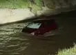 Aprendía a manejar: Auto termina en el lecho del Canal San Carlos