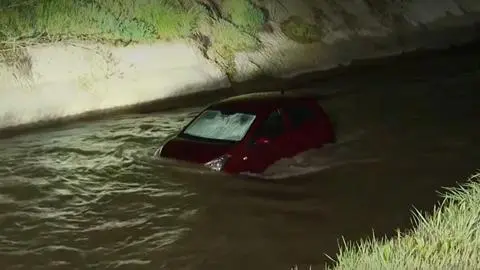 Aprendía a manejar: Auto termina en el lecho del Canal San Carlos