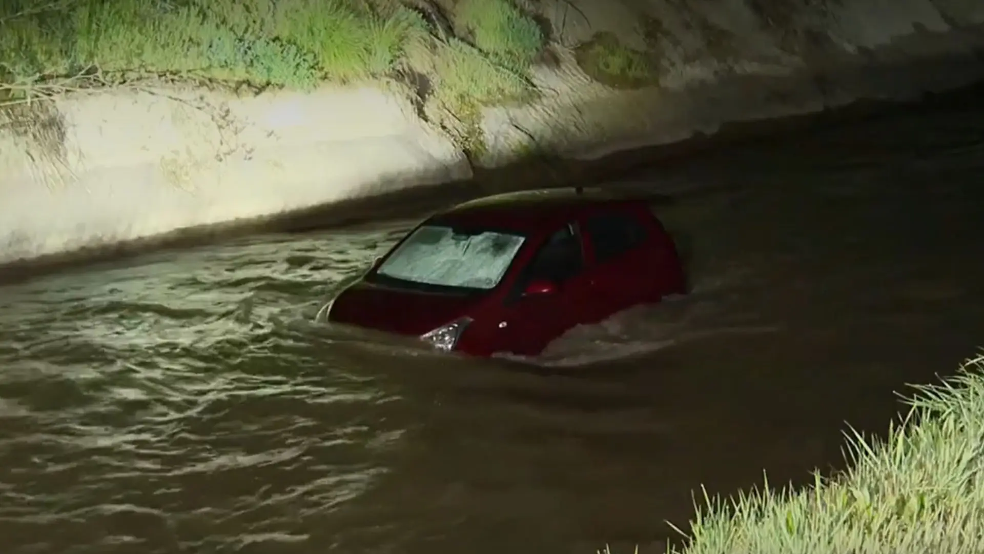 Aprendía a manejar: Auto termina en el lecho del Canal San Carlos