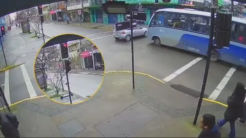 Captan violento accidente de tránsito en Concepción: taxibús cruzó con luz roja e impactó un automóvil