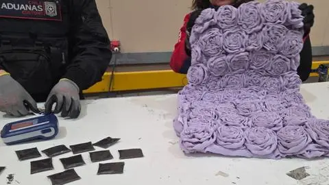 Costura de alta pureza: Aduanas detecta drogas ocultas en vestido