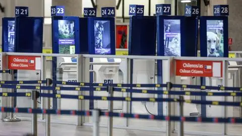PDI incauta numeroso cargamento de drogas en aeropuerto de Santiago: Arrestan a mujer que la transportaba