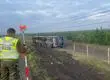 Bus pierde el control y acaba volcado en Saltos del Laja movilizando a equipos de emergencias