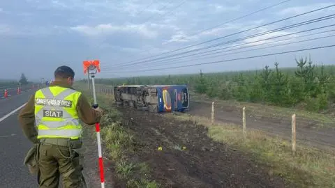 Bus pierde el control y acaba volcado en Saltos del Laja movilizando a equipos de emergencias