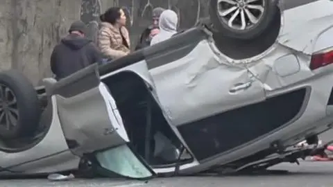 Accidente deja a automóvil volcado en avenida Paicaví con dirección a Talcahuano