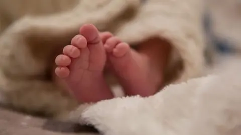 Nace el bebé “más viejo del mundo”: embrión estuvo congelado durante más de 30 años