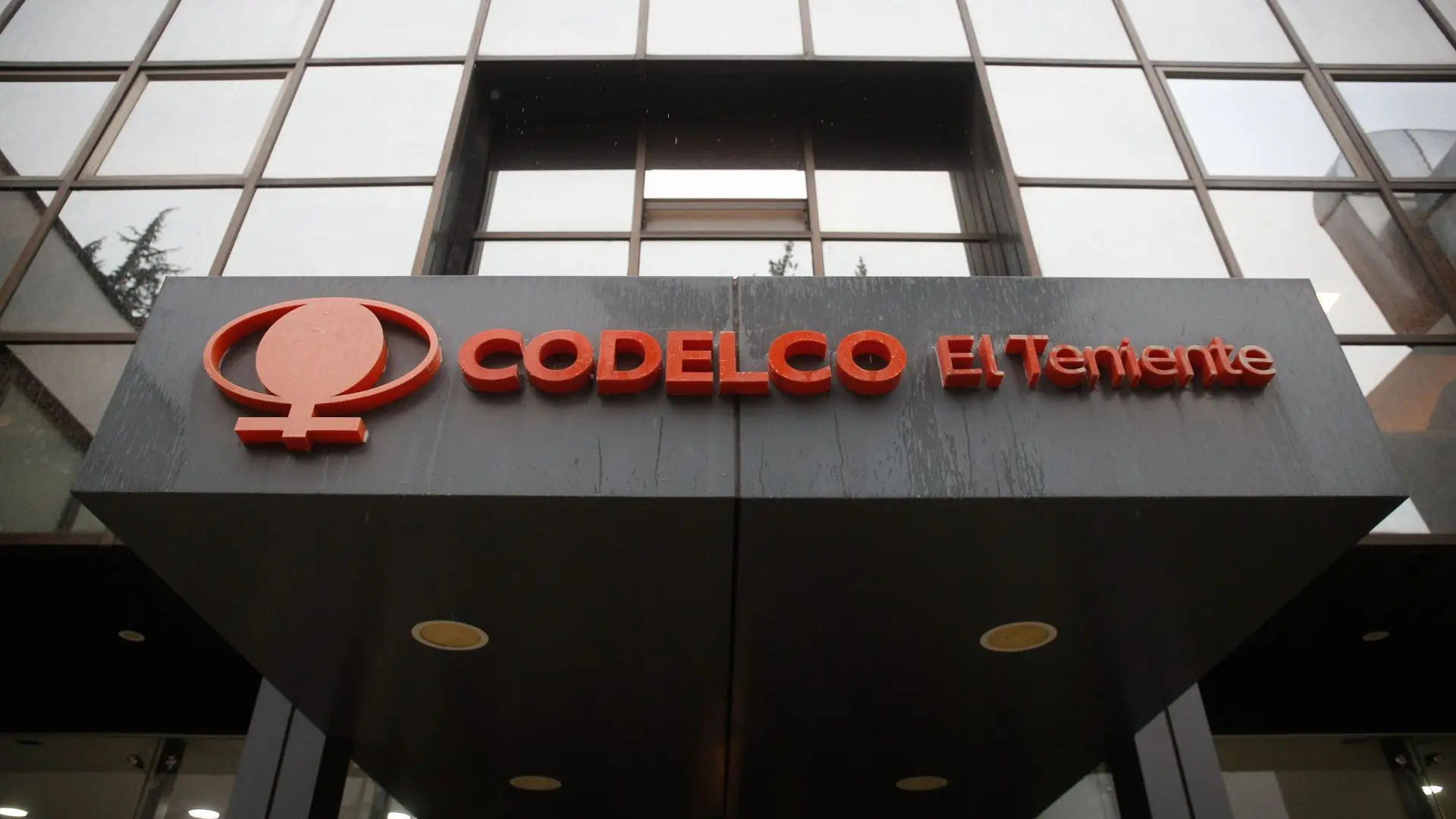 Allanan las oficinas de Codelco y Sernageomin por tragedia en El Teniente
