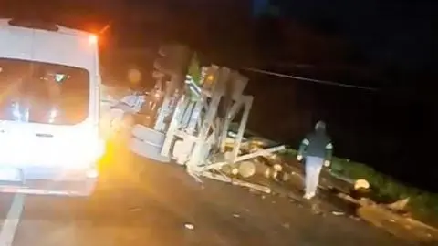 Volcamiento de camión maderero interrumpe tránsito en la Ruta de la Madera
