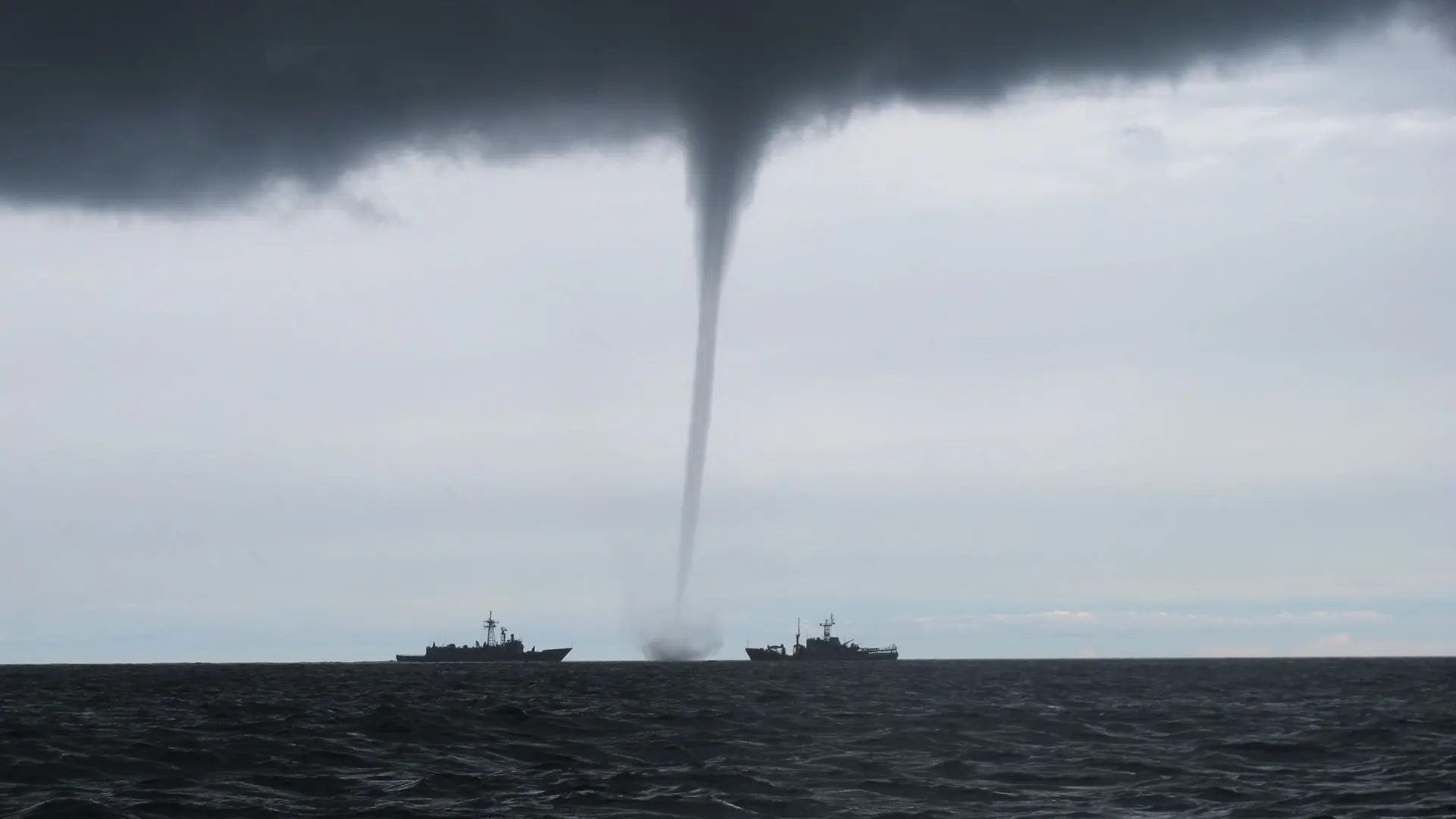 Armada emite aviso especial por posibles trombas marinas en sectores costeros de la Región del Biobío