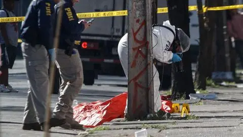 Fue atacado con múltiples disparos: Sujetos matan a un hombre en las afueras de local nocturno clandestino en Recoleta