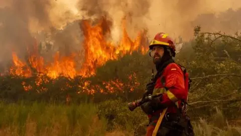 Altas temperaturas, sequías extendidas y combustible acumulado avivan los peores incendios forestales en el hemisferio norte