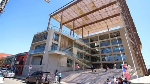 Hombre trepa infraestructura de la Municipalidad de Tomé